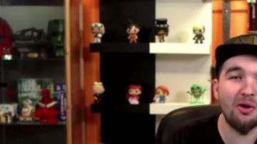 The figurine Funko Pop Ariel (Disney) LinksTheSun in his video "French Songs : the moment where it has screwed up"