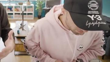 Le sweashirt rose à capuche que Squeezie porte pendant la vidéo "PLAGIAT OU PAS PLAGIAT ?" sur la chaîne bigorneaux et coquillages