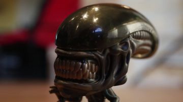 The figurine Funko pop Xenomorph Alien in the YouTube video The Avengers in the Living room ! of LinksTheSun
