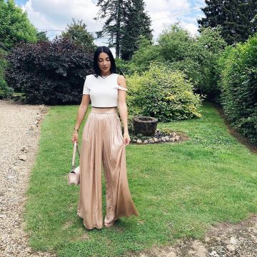 Le pantalon large doré Zara porté par Sananas sur son compte Instagram