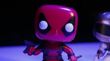 La figurine Funko Pop Marvel Deadpool de LinksTheSun dans sa vidéo youtube " Les Vengeurs du Salon !"