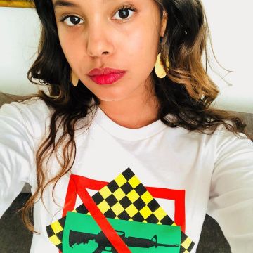 Le sweat blanc prévention des armes à feu Proenza Schouler porté par Alisha Boe sur son compte Instagram