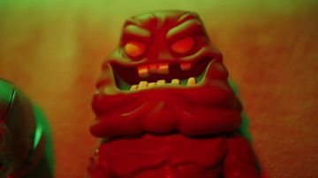 La figurine FunKo Pop Gueule d'argile (Batman Série Animée) de LinksTheSun dans sa vidéo youtube "Les Vengeurs du Salon !"