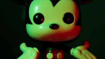 La figurine FunKo Pop Mickey Mouse (Disney) de LinksTheSun vue dans sa vidéo youtube "Les Vengeurs du Salon !"