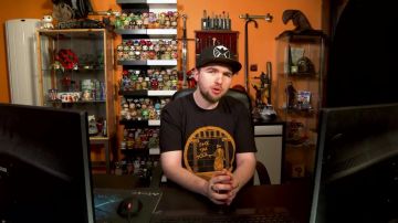 La statuette Wolverine dans la vidéo YouTube Polisse - 50/50 de LinksTheSun