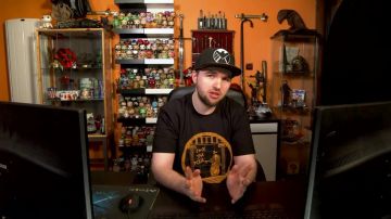 La figurine Funko Pop Spider-Man dans la vidéo YouTube Polisse - 50/50 de LinksTheSun