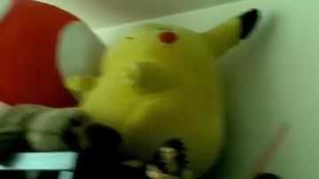 El peluche de Pokemon Pikachu en el video de YouTube "Point Culture: Fan Theories in Cinema (Part 1)" por LinksTheSun