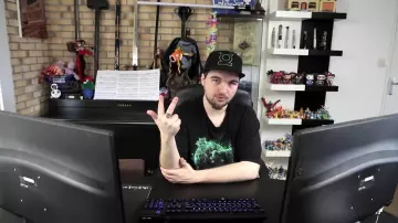 La casquette Green Lantern de LinksTheSun dans sa vidéo YouTube Est ce que tu m'aimes - Maître Gims (critique)