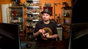 La réplique de Anduril, épée du roi Elessar dans le seigneur des anneaux dans la vidéo YouTube Polisse - 50/50 de LinksTheSun