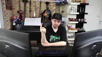 Cap, Green Lantern of LinksTheSun in his YouTube video "Is that you love me - Maître Gims"