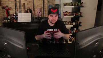 La casquette Batman Beyond de LinksTheSun dans sa vidéo YouTube Jul - Wesh alors (critique)