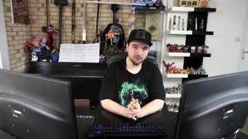 The figurine Funko Pop! the Joker (Batman) LinksThesun in his video "Is it that you love me - Maître Gims"