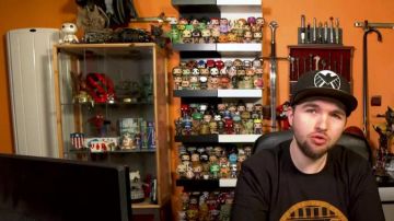 La figurine Funko Pop! Frodon Sacquet dans la vidéo YouTube Polisse - 50/50 (critique) de LinksTheSun