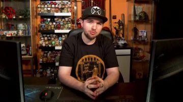 Le t-shirt "FUCK THE POLIS" de LinksTheSun dans la vidéo YouTube Polisse - 50/50 (critique)