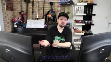 The figurine FunKo Pop! Superman LinkstheSun in his video "Is it that you love me - Maître Gims"