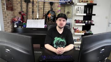 The necklace in the YouTube video Is that you love me - Maître Gims (critique) of LinksTheSun