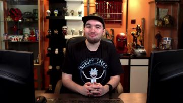The Funko Pop Rey - Star Wars The Force Awakens Rey figura en el video de YouTube Canciones francesas: el momento en que metió la pata de LinksTheSun