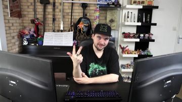 The figurine Funko Pop Spiderman Linksthesun in his video "Is it that you love me - Maître Gims"