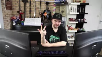 The figurine Funko Pop Spiderman Linksthesun in his video "Is it that you love me - Maître Gims"