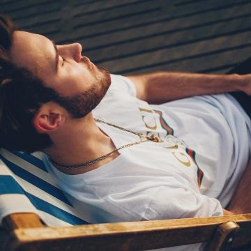The white t-shirt printed Gucci Alfie Deyes on his account Instagram
