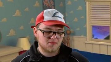 La gorra Pokémon usada en el NMT en canciones francesas de Jérémy entre 1995 y 2000