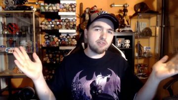 La figura de Funko Pop Hercules en el video de YouTube ¡Un nuevo programa en el canal LinksTheSun!
