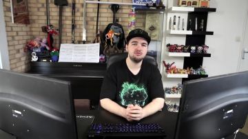 The replica of the Pokéball in the YouTube video Is that you love me - Maître Gims (critique) of LinksTheSun