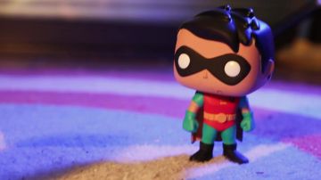 El Funko Pop! Batman, la serie animada Robin en el video de YouTube ¡Los Vengadores del Salón! por LinksTheSun