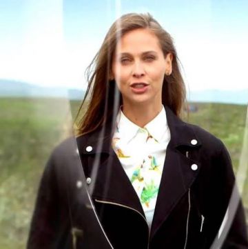 Camisa estampada de loro de Ophélie Meunier en Instagram