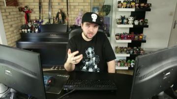 The figurine Funko Pop Iron Man in the YouTube video I am BigFlo & Oli (critical) LinksTheSun