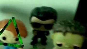 La figurine Funko Pop Neo de The Matrix dans la vidéo YouTube Point Culture : Les théories de fan au cinéma (1ère partie) de LinksTheSun