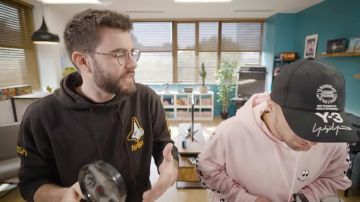 Le sweatshirt rose Lazy Oaf que porte Squeezie dans la video "PLAGIAT OU PAS PLAGIAT ?"