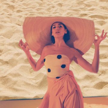 Le haut à pois de Dua Lipa pour une photo Instagram