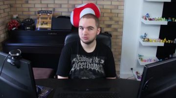 The t-shirt Death Metal Beethoven in the YouTube video Madame Pavoshko - Black M (critique) of LinksTheSun