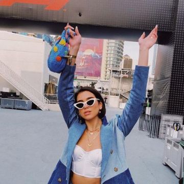 La veste blazer en denim esprit pachwork de Dua Lipa pour une Photo Instagram