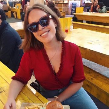 The top short sleeved red cover-the heart of Tanya Burr on her account Instagram