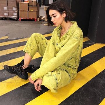 Les baskets by Louis Vuitton: LV Archlight Sneaker de Dua Lipa sur instagram