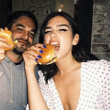 La robe portefeuille à pois de Dua Lipa sur son compte Instagram