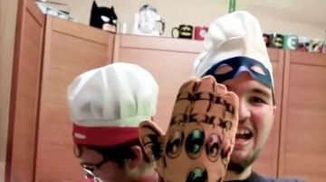 ¡La taza de Batman vista en Cooking a Pizza from the Ninja Turtles! por Linksthesun