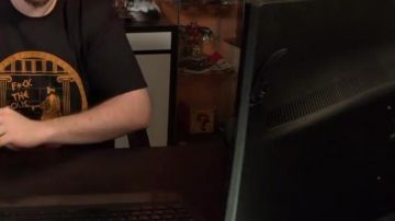 El cubo de felpa de Mario en el video de YouTube 50/50 en Polisse - LinksTheSun blooper