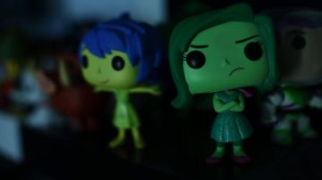 La figurine Funko Pop Buzz L'éclair dans la vidéo YouTube Non mais t'as vu ce que t'écoutes - Jul de LinksTheSun