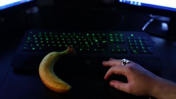 La clavier Razer BlackWidow X Ultimate dans la vidéo YouTube Non mais t'as vu ce que t'écoutes - Jul (2017) de LinksTheSun