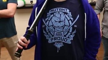 La camiseta mutante y orgullosa en el video de YouTube No, pero viste lo que estás escuchando - Jul (2017) de LinksTheSun