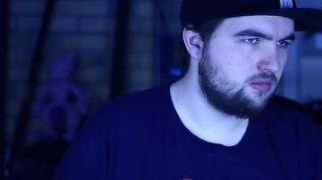 El peluche Mewtwo Takara Tomy en el video de YouTube No, pero viste lo que estás escuchando - Jul (2017) de LinksTheSun