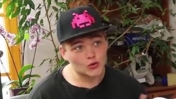 The cap Space Invaders in the YouTube video Madame Pavoshko - Black M (critique) of LinksTheSun