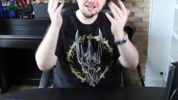 La camiseta de Sauron en el video de YouTube Disney Songs (reseña) de LinksTheSun