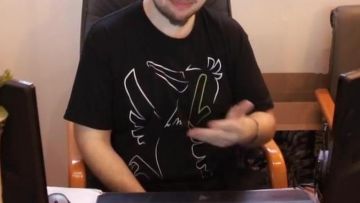 La camiseta negra de Canarticho en el video de revisión del juego - Vitaa feat. Gims Maestros de LinksTheSun