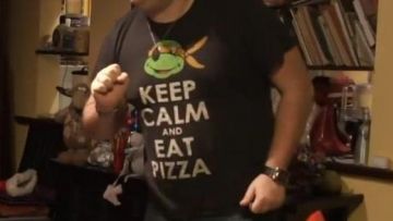 La camiseta de las Tortugas Ninja Keep Calm And Eat Pizza en el juego sobre el video de revisión - Vitaa feat. Gims Maestros de LinksTheSun