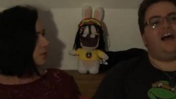 El peluche Rabbid Rasta en el video de revisión de Game over - Vitaa feat. Gims Maestros de LinksTheSun