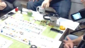 Le Mug The Dark Knight "Joker Face" dans la vidéo YouTube Partie de Concept en famille ! de LinksTheSun